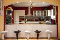 CHARMING VILLA IN SARLAT 4/8 pers, green and flowery setting, heated swimming pool