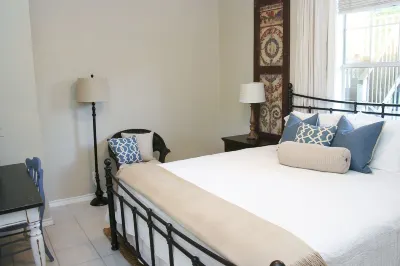 Walk .4 Miles to Texas A&M Campus and Aggie Park, Private Entry /Covered Parking Hotels near Easterwood Airport