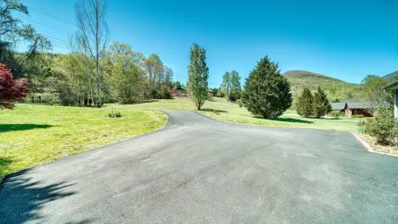 Country Lane - Creek Front - Fire Pit