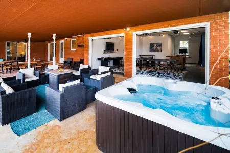 Walk to JC Lights, Hot Tub, Fire Pit, Game Room, Block to Main St!