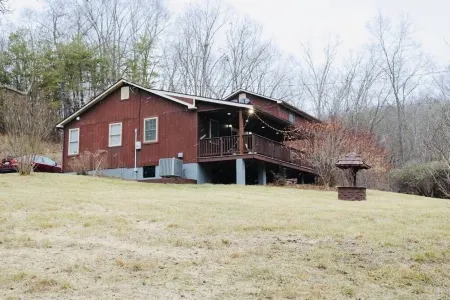 Cozy Mountain Retreat with Pickle-ball Court. Pet Friendly!