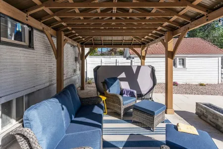 Art Deco Oasis: Pool, Hot Tub, 5 BDR, 3 BTH, 2 King Beds, Arcade, BBQ,  4 TV's Отели рядом с достопримечательностью «Китайски ресторант "Китайски квартал"»