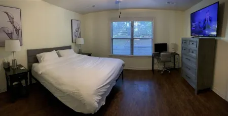 Razorback Retreat: 3BR, 2BA • Sleeps 8 • King Bed • Garage Access • 2min to UofA Отели рядом с достопримечательностью «Арканзас Эр энд Милитари Музеум»