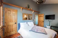 Red Rock Cabin Hotels near Oak Creek