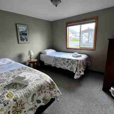 1 Block from the Bay! Rooms