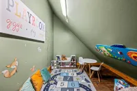 Views, Hot Tub, Sauna, GameRoom, Theater, Sleeps 23, Near Skiing & Polar Express