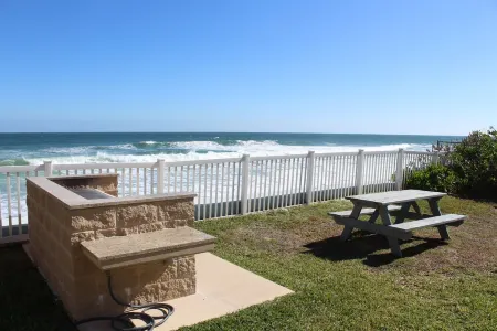 Oceanfront corner Condo Stunning Views -heated pool Satellite Beach -Cocoa Beach Отели в г. Сателлит Бич