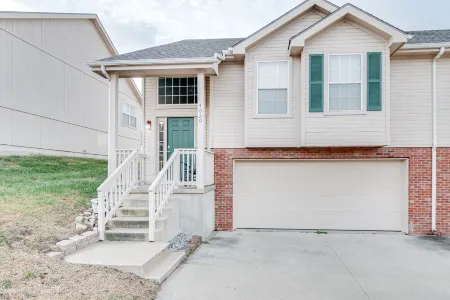 Spacious duplex home in St. Joseph, MO Отели в г. Сент-Джозеф