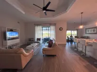 Charming 4-bedroom house with fishing deck  in lovely Cape Coral