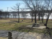 Cozy 2-bedroom cabin in front of the lake!!!