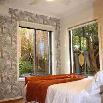 Hideaway apartment in bustling beachside suburb, short walk to city attractions Rooms