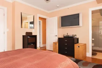 LOCATION, LOCATION LOCATION, 2 Bed, 2 Bath Luxury Condo