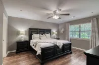 Renovated Branson Retreat w/ new walk-in shower ~ 1 mile to the Branson strip! Mickey Gilley Grand Shanghai Theatre 주변 호텔