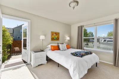 The Best Vrbo! Immaculate 2Br, 1BA House, Garage