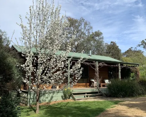 Maddens Cottage - Relax in the heart of the Yarra Valley wine district. Hotels in Coldstream