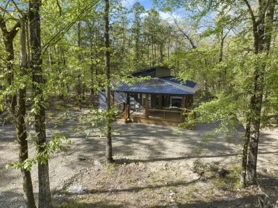 Couples Cabin / King Bed / Hot Tub / Fireplace