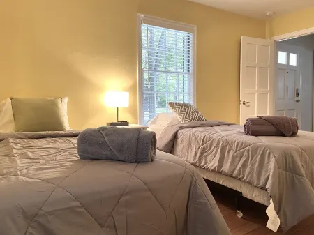 Cheerful Spacious 4 bd Home Walks to Purdue, Sports, and Golf, & Game Arcade! Отели в г. Уэст-Лафайетт