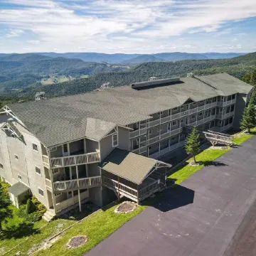 Newly Renovated Snowshoe Summit Condo 101A 3BR/2BA Near Ski Village W/Parking!