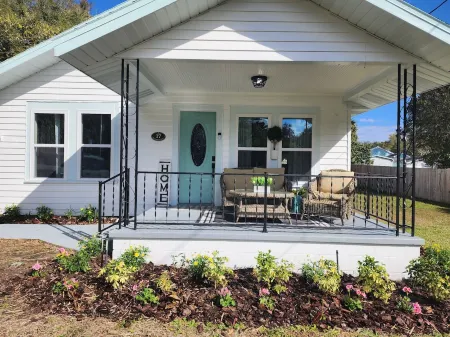 Cozy 3-bedroom house in charming Eustis with WiFi, AC Отели в г. Юстис