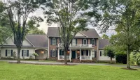 Blue Door Guesthouse – Gorgeous & Spacious 2Br/2BA Pool-Level Retreat