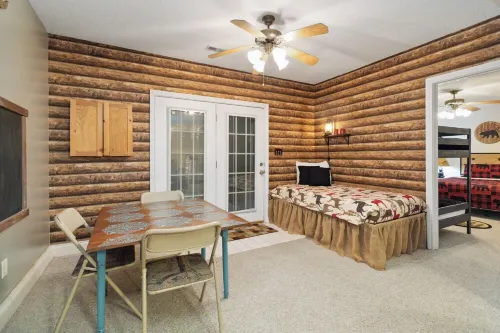 Welcome to Rustic SMAK SHAK – Your Forest View Getaway!