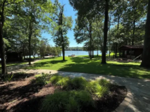 Beautiful, cozy lakehouse w/ guesthouse, amazing outdoor living & boathouse!