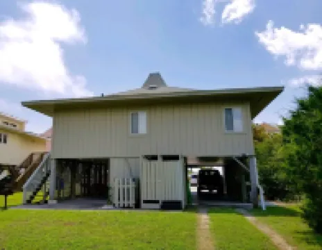 "The Beach Bucket" Beautiful Beach House located in Oak Island, NC