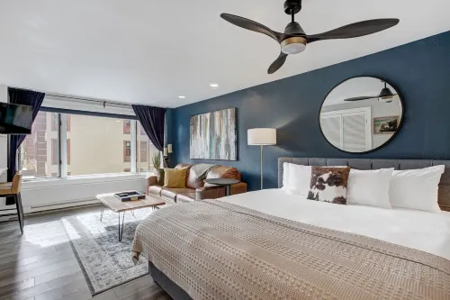 King Bed -Chic Mountain Studio, Ski-In-Ski-Out and Steps From Historic Main St.