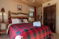 Midtown Hideaway- Cozy A-Frame Cabin with canyon views Moon Mountain附近的飯店