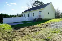Bluebird Cottage A: Near Charlottesville, Wineries: Firepit, Patio, Dogs OK