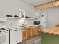 Cozy retreat near Sandpoint, Idaho. Close to Downtown, the lake and skiing. Hotels in Ponderay