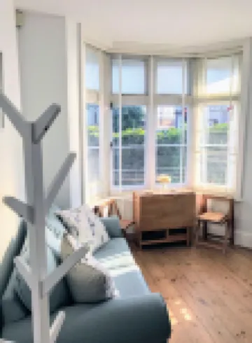 Charming 2 br apartment next to worthing station, close to town and seafront