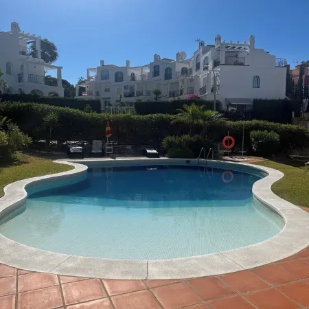 Lovely 3 bed 3 bath end villa with pool and beautiful port in Duquesa