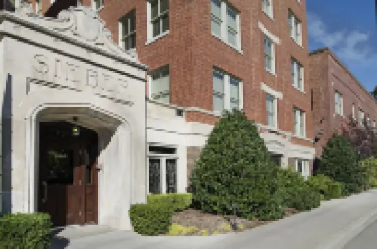 Discover downtown charm, just a 3-min drive to the fair! Hotels in 