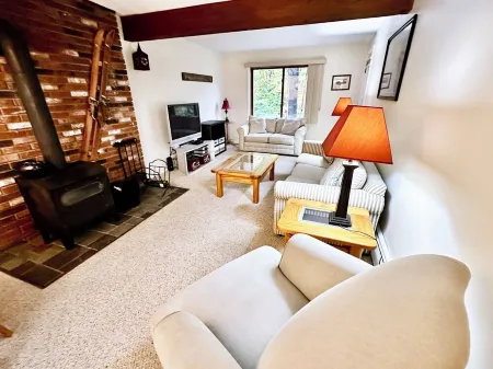 Seasons Cottage Near Attitash w/ Community Pool, Fitness Rm, Tennis and more! Отели рядом с достопримечательностью «Аттиташ Маунтин Резорт»