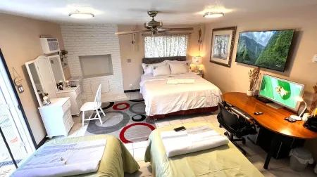 House North El Monte 3 rooms/7beds/2baths 14 miles to DTLA Отели в г. Эль Монте