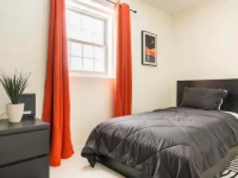 2BR for Crews & Families Near Jersey Gardens Mall エリザベスのホテル