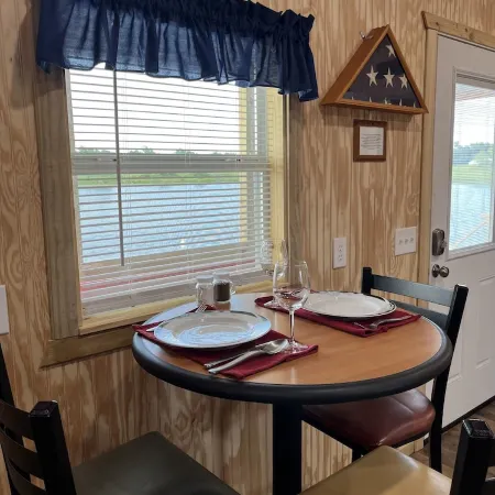 Lakefront Eagle Lodge
