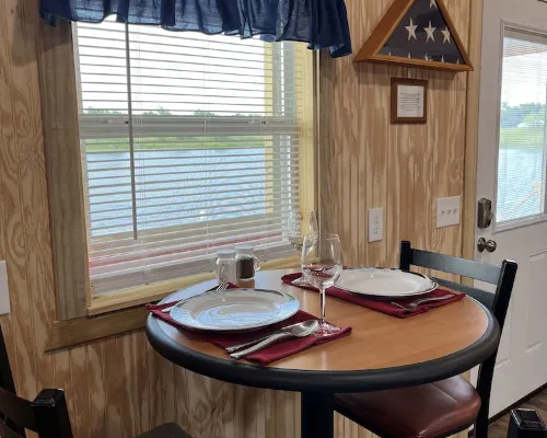 Lakefront Eagle Lodge Hotels in Commerce
