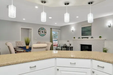 Upscale Family Oasis: Serene Location ~ Pool ~ Parking Отели в г. Брандон