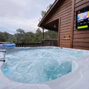 NEW HOT TUB, Game Room, PICKLEBALL COURT, AC, Fireplaces-close To RMNP, downtown