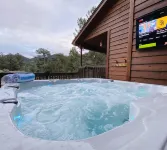 NEW HOT TUB, Game Room, PICKLEBALL COURT, AC, Fireplaces-close To RMNP, downtown
