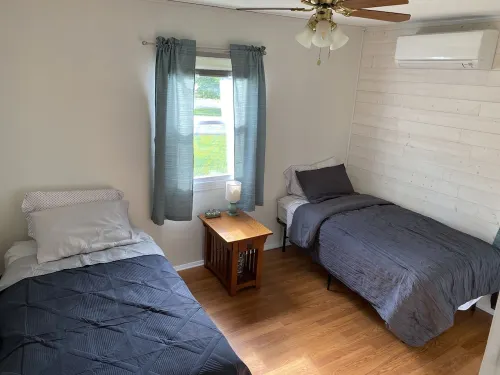 Cheerful 2 Bedroom House with off street parking