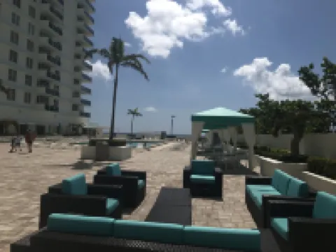 LUXURY BEACHFRONT/WALK TO BEACH; FREE 2 Car Parking & WIFI; Close to Everything!