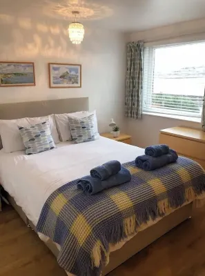 Modern home with spectacular sea / estuary and mountain views โรงแรมใน