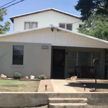 Great house for making memories! Two living areas, bar, and pool table