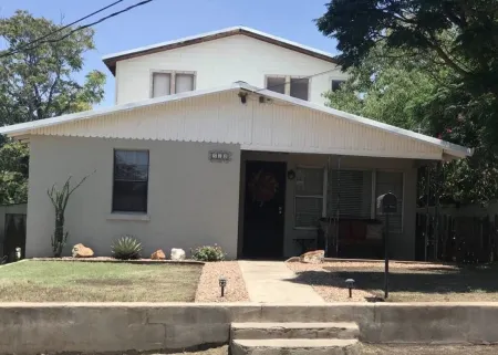Great house for making memories! Two living areas, bar, and pool table