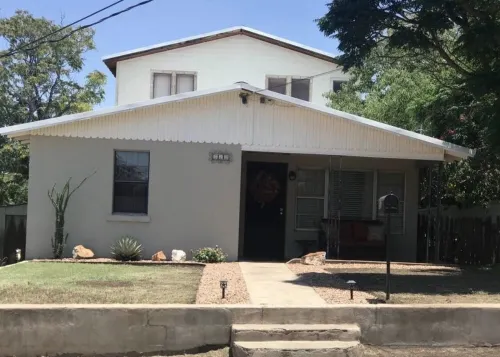 Great house for making memories! Two living areas, bar, and pool table