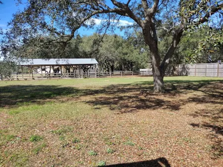 Affordable stay 7 minutes to the beach 2021 32' RV Отели в г. Наварр