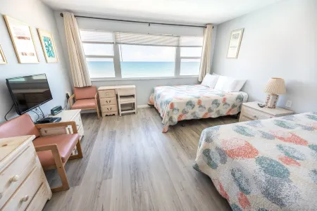 Ocean Front Complex -Beautiful Ocean Views! Can't Get Any Closer To The Ocean! Отели в г. Сателлит Бич